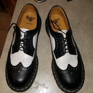 Dr. MARTENS,  wingtip, spectators.  US 12, UK 11